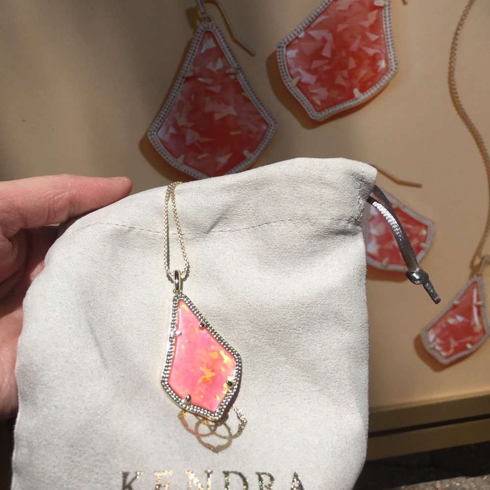 Kendra Scott Iridescent Coral Alex necklace - Picture 2 of 8